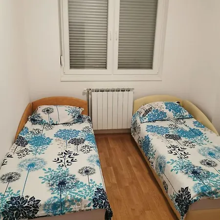 Stan Na Dan, Istocno Sarajevo, 2 Spavace Sobe 아파트